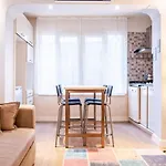 Vibrant Flat Close To Zorlu Center With Backyard