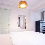 Vibrant Flat Close To Zorlu Center With Backyard
