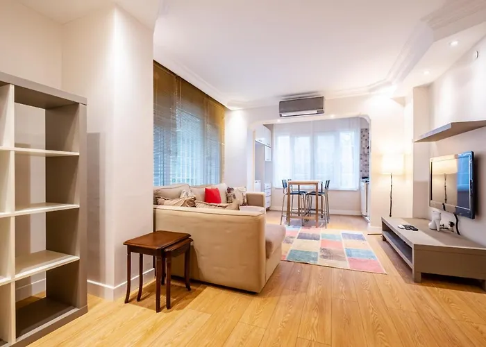 Vibrant Flat Close To Zorlu Center With Backyard