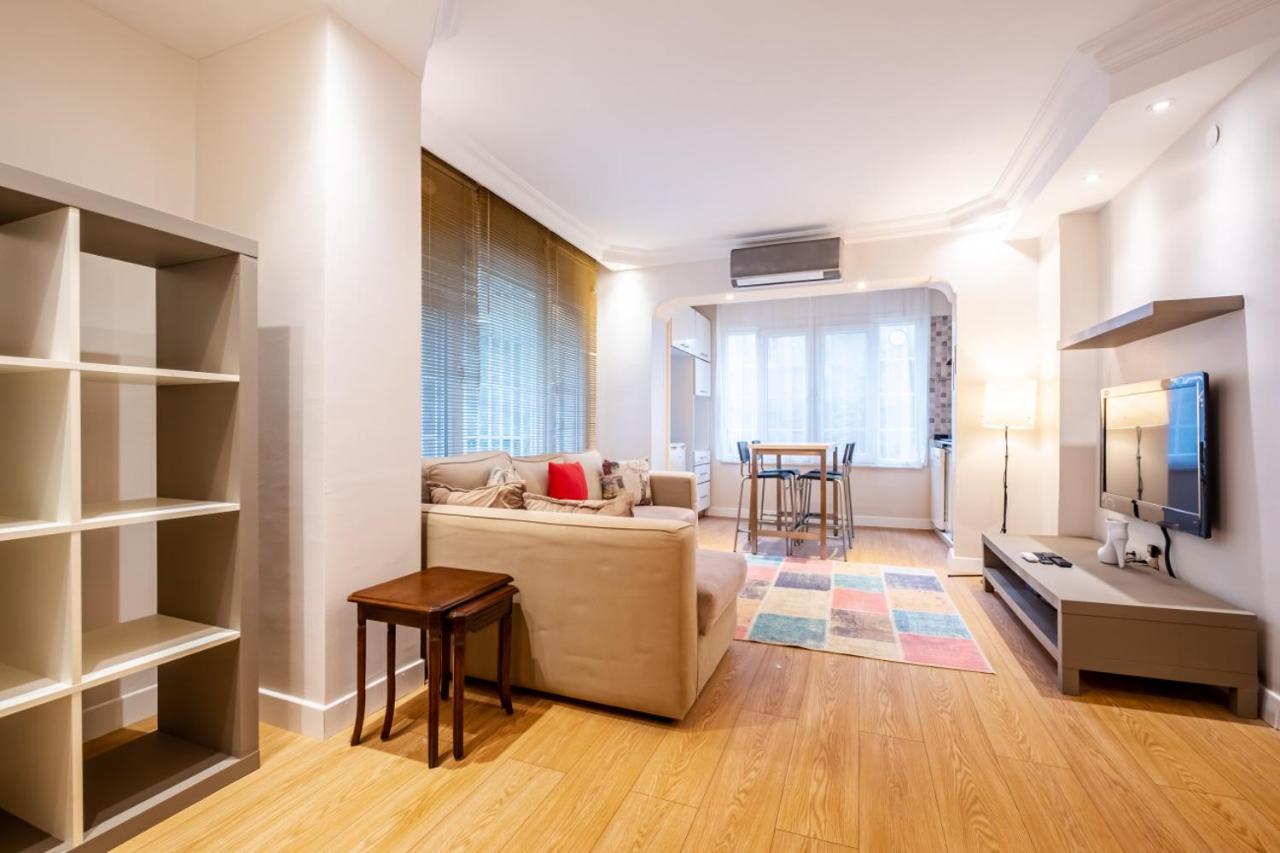 Daire Vibrant Flat Close To Zorlu Center With Backyard