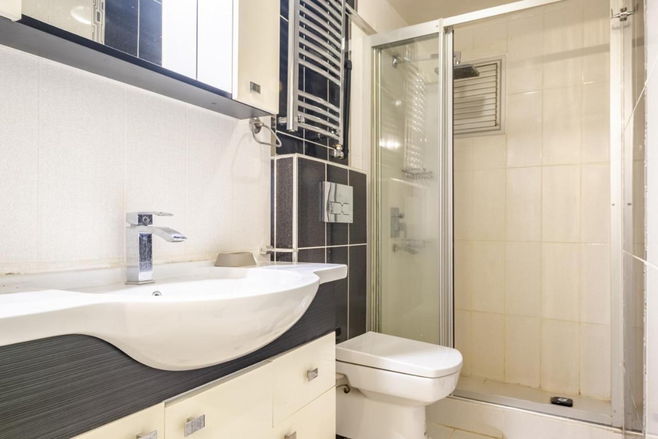 Vibrant Flat Close To Zorlu Center With Backyard *